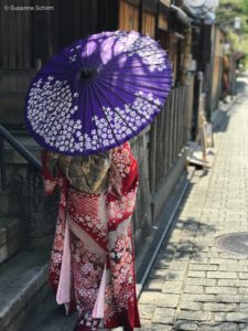 Frau im Kimono im Stadtteil Higashiyama