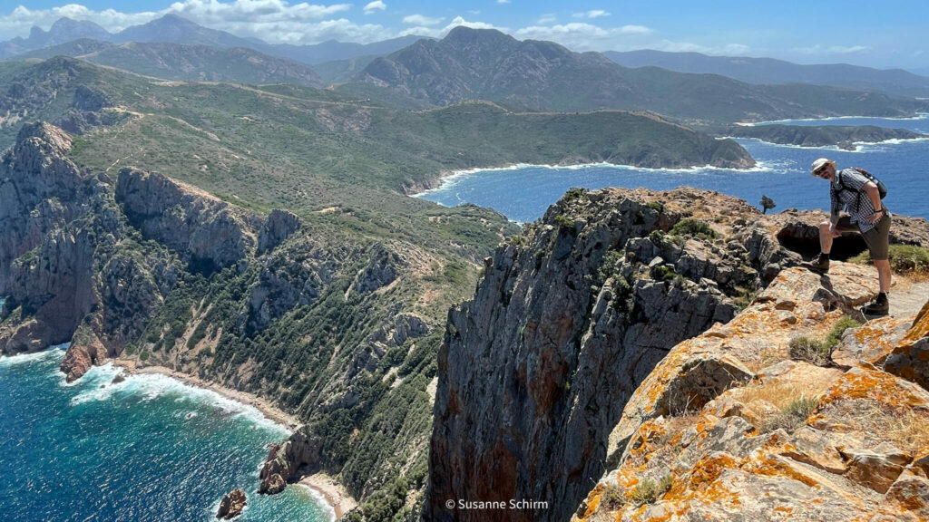 Blick vom Capu Rossu auf die Westküste Korsikas